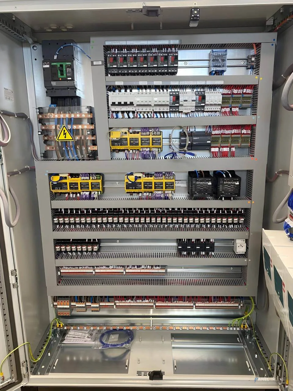 Armoire d'automatisme sécurité avec modules PILZ — câblage soigné Panel-Tronix Casablanca
