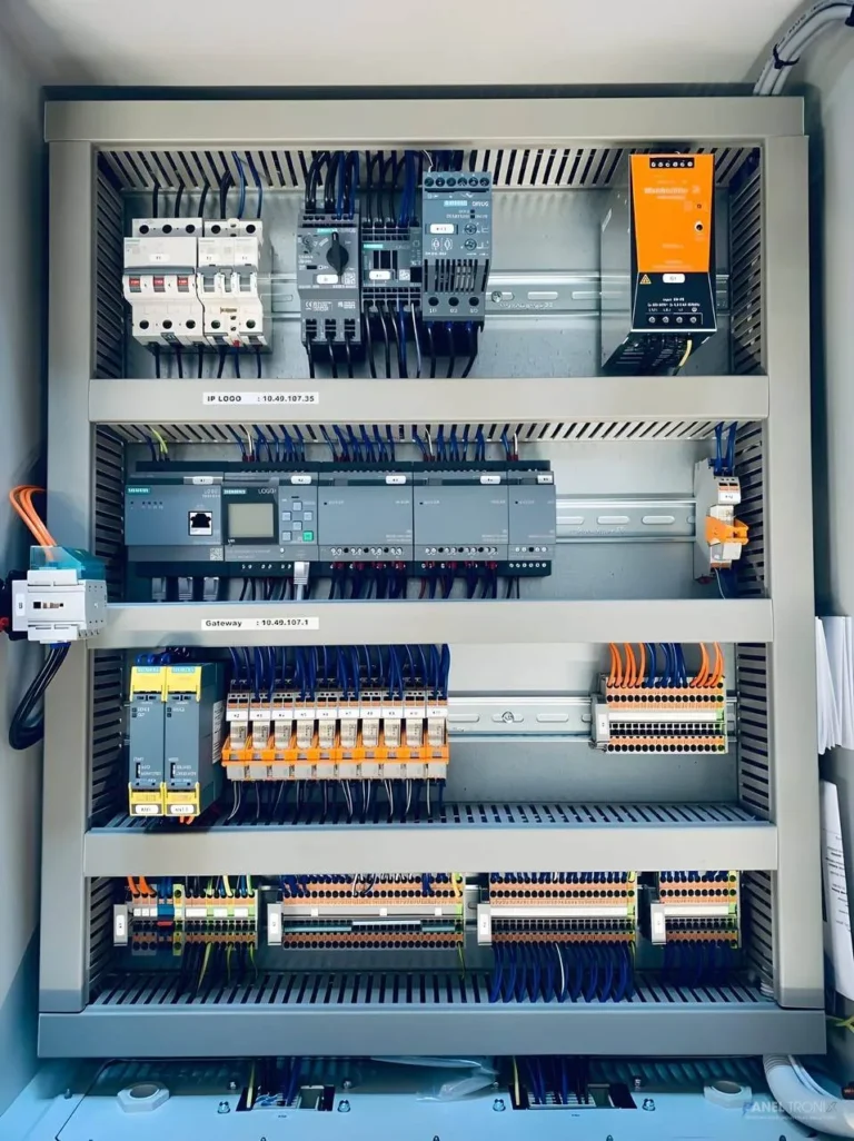 Armoire d'automatisme avec automate Siemens S7-1500 câblée par Panel-Tronix au Maroc