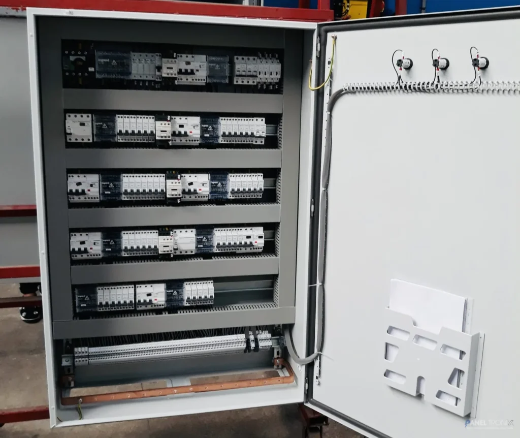 Armoire de distribution électrique ouverte avec disjoncteurs câblée par Panel-Tronix Casablanca