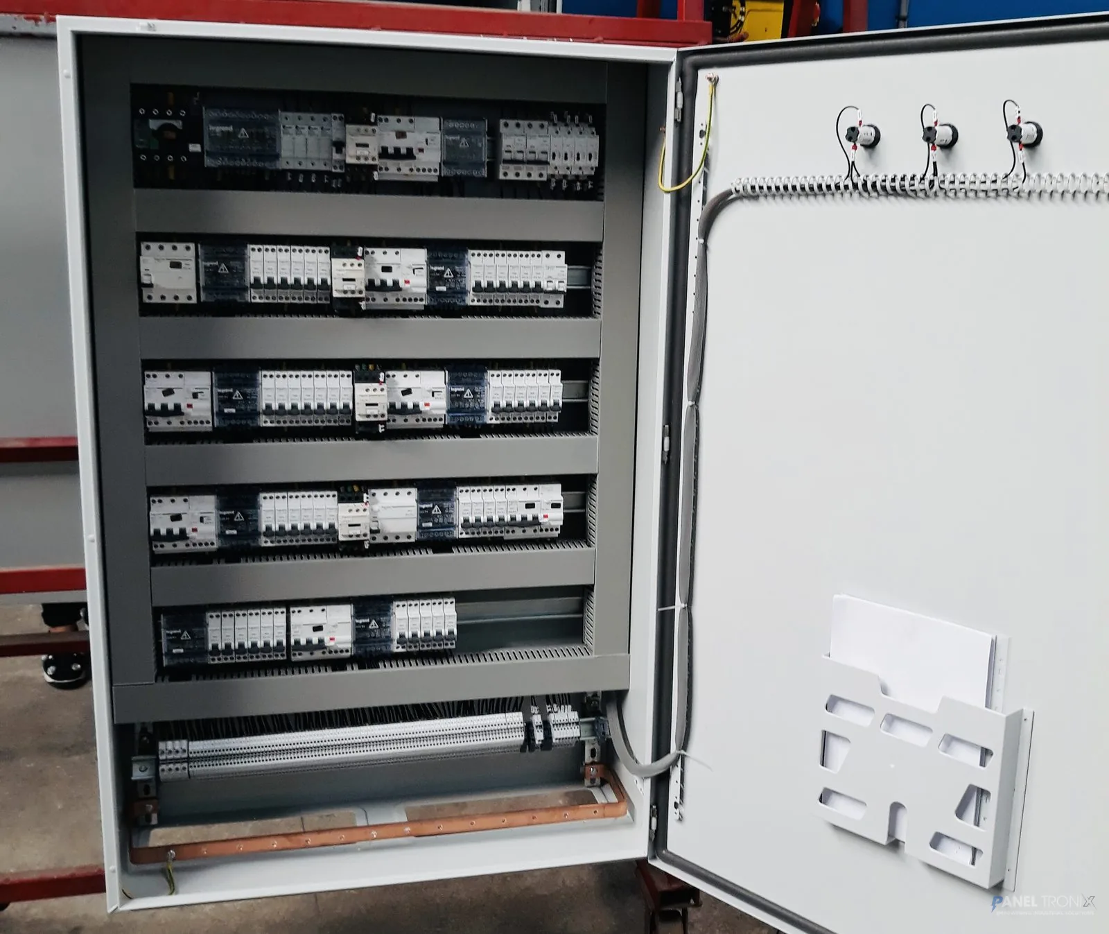 Armoire de distribution électrique ouverte avec disjoncteurs câblée par Panel-Tronix Casablanca