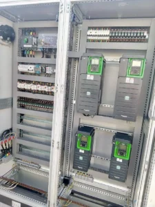 Armoire variateurs de vitesse Schneider Electric Altivar câblée par Panel-Tronix au Maroc