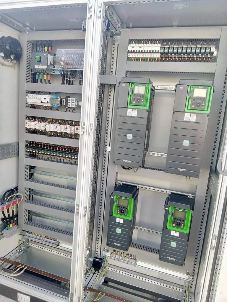 Armoire variateurs de vitesse Schneider Electric Altivar câblée par Panel-Tronix au Maroc