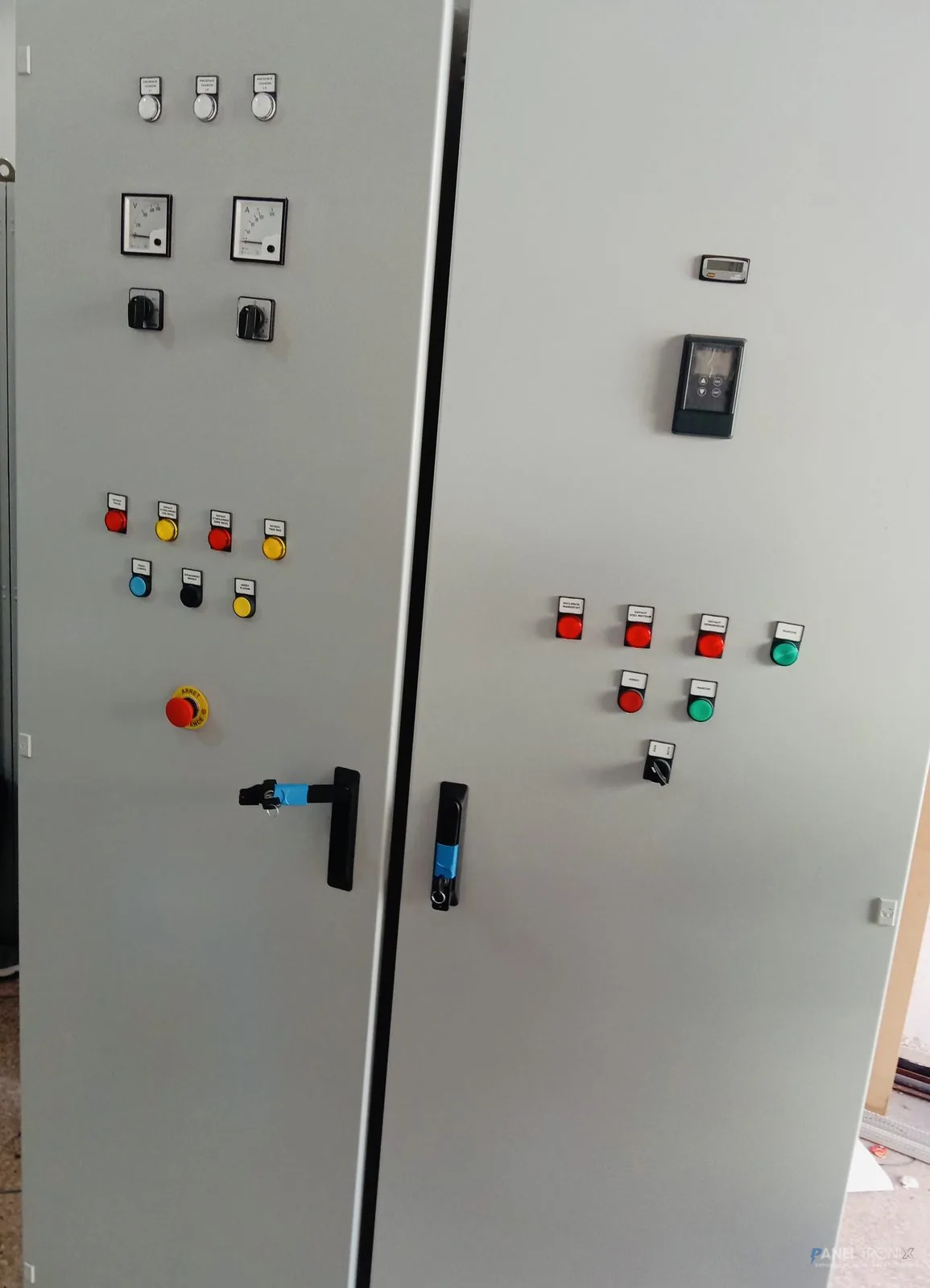 Coffret de commande pompe avec boutons-poussoirs et ampèremètre — Panel-Tronix Maroc