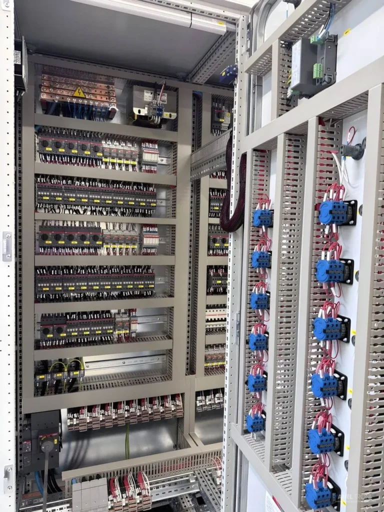 TGBT câblage industriel dense multi-départs avec contacteurs — fabrication Panel-Tronix Maroc