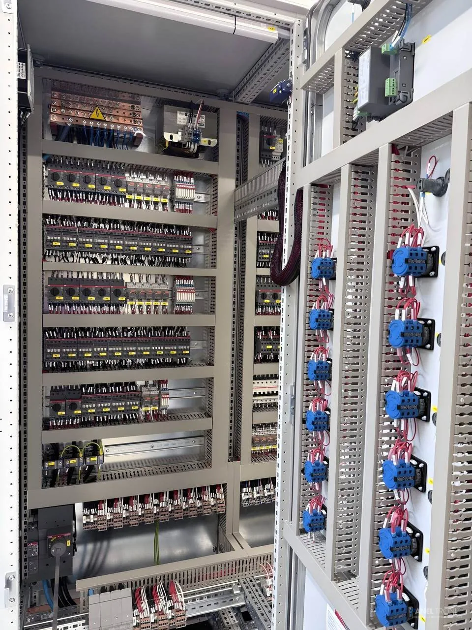 TGBT câblage industriel dense multi-départs avec contacteurs — fabrication Panel-Tronix Maroc