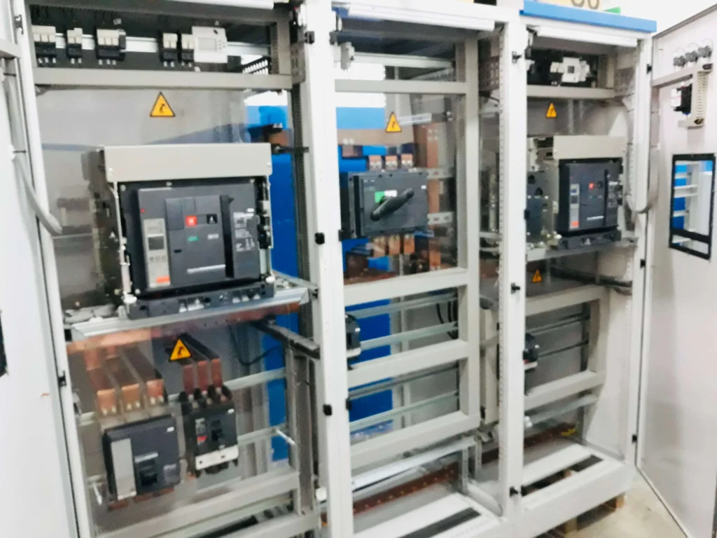 TGBT industriel 3 travées avec disjoncteurs MasterPact Schneider Electric — Panel-Tronix Maroc