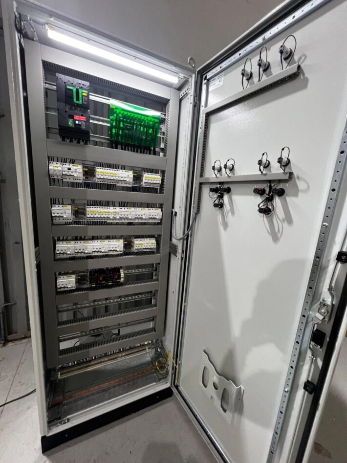 Armoire électrique de distribution Schneider IP55 pour cafétéria — tableautier Panel-Tronix Casablanca
