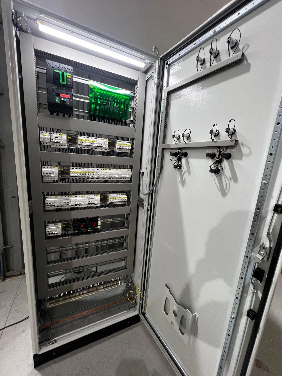 Armoire électrique de distribution Schneider IP55 pour cafétéria — tableautier Panel-Tronix Casablanca