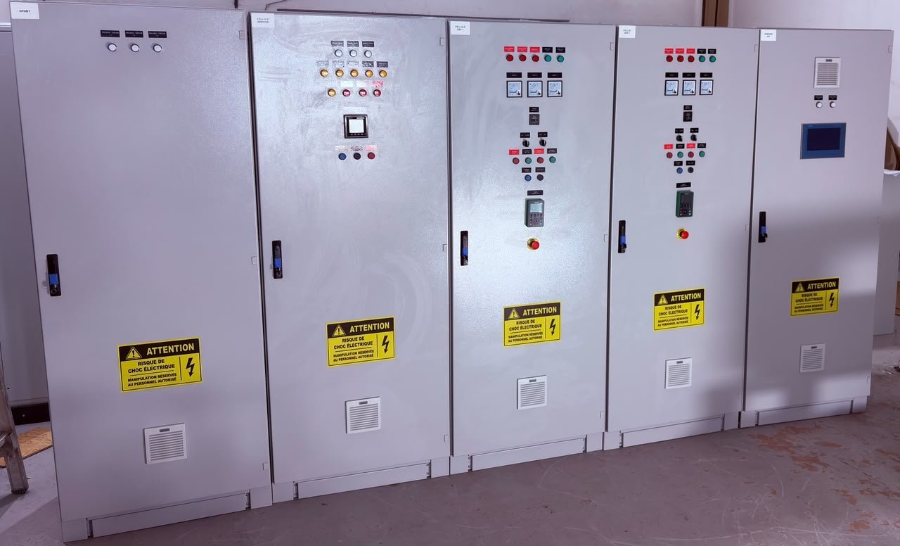 Armoires électriques de commande pour station de reprise avec variateurs Schneider — Panel-Tronix