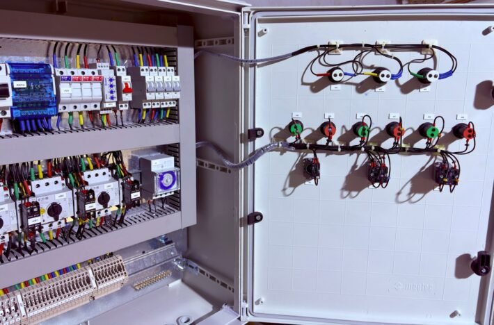 Coffret de commande de pompes de filtration câblé avec appareillage Eaton — Panel-Tronix Casablanca