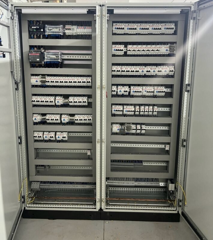 Tableau électrique ABB câblé pour la station de dessalement OCP Jorf Lasfar — Panel-Tronix