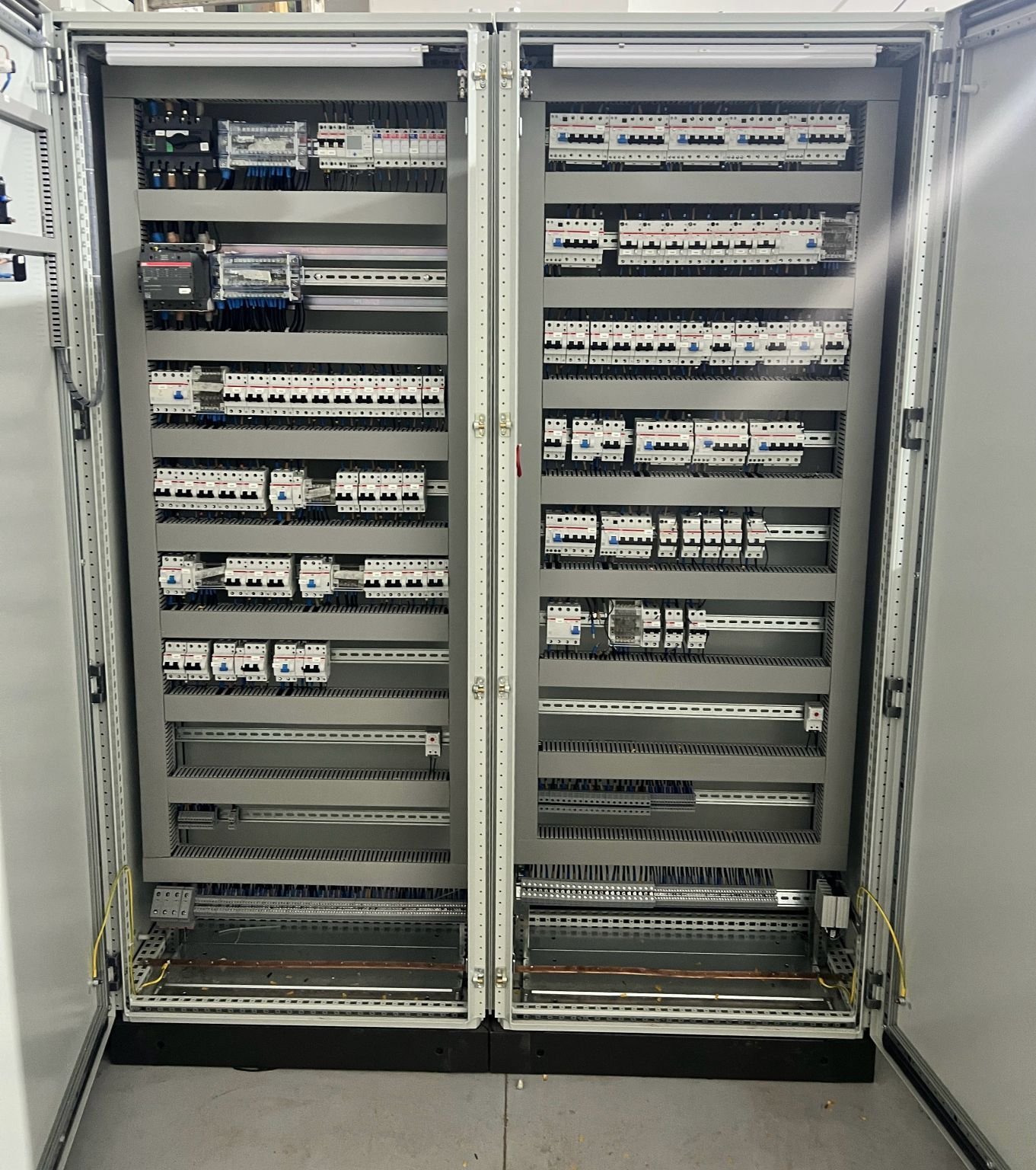 Tableau électrique ABB câblé pour la station de dessalement OCP Jorf Lasfar — Panel-Tronix