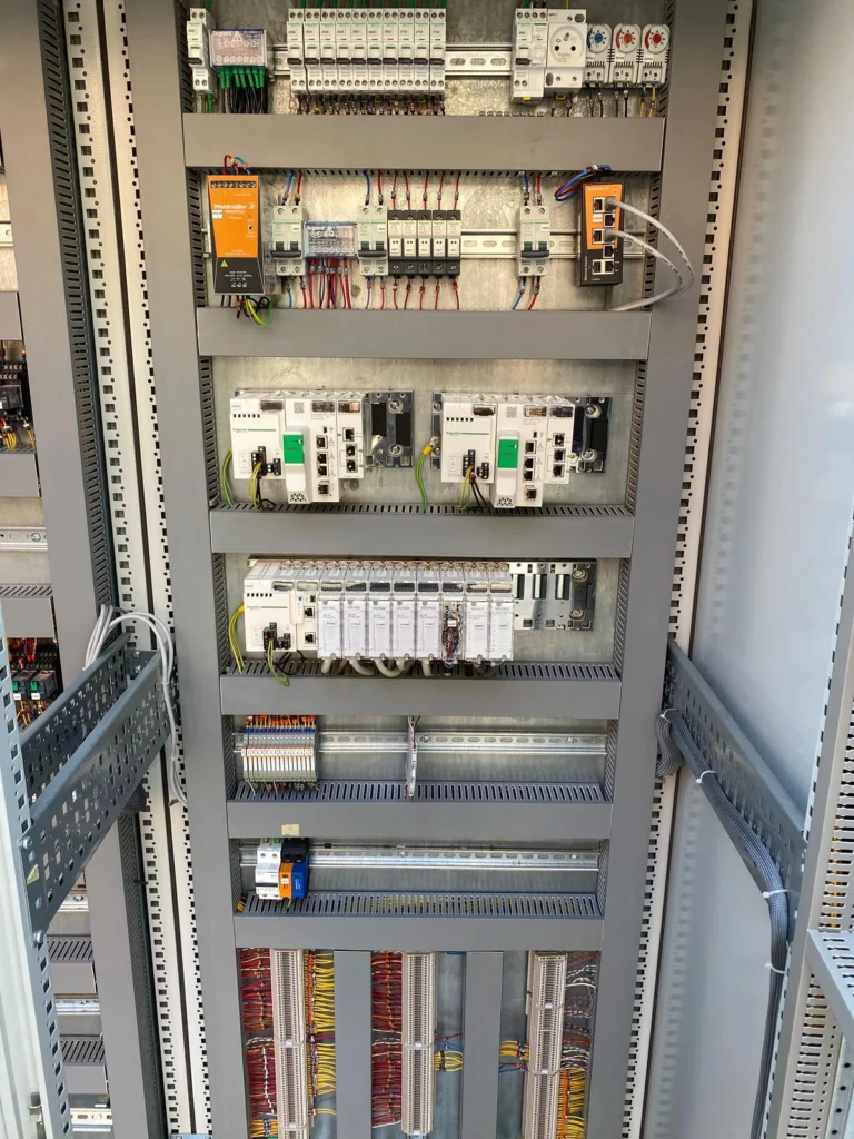 Armoire d'automatisme avec deux automates Schneider Modicon et rack d'entrées-sorties TOR et analogiques, Maroc