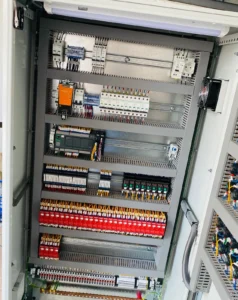 Armoire d'automatisme industriel Panel-Tronix avec automate Schneider, relais d'interface et ventilation, Casablanca Maroc