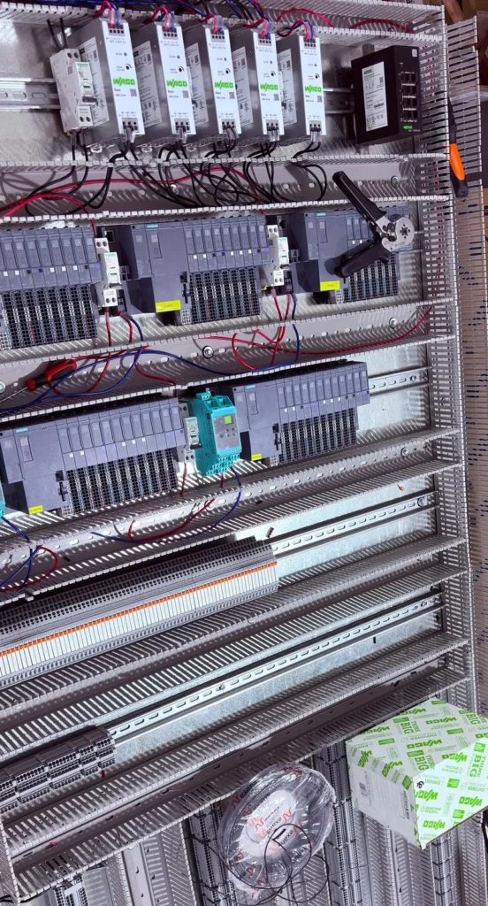 Platine d'automatisme en montage atelier avec automate Siemens, alimentations WAGO et barrière de sécurité intrinsèque Pepperl+Fuchs