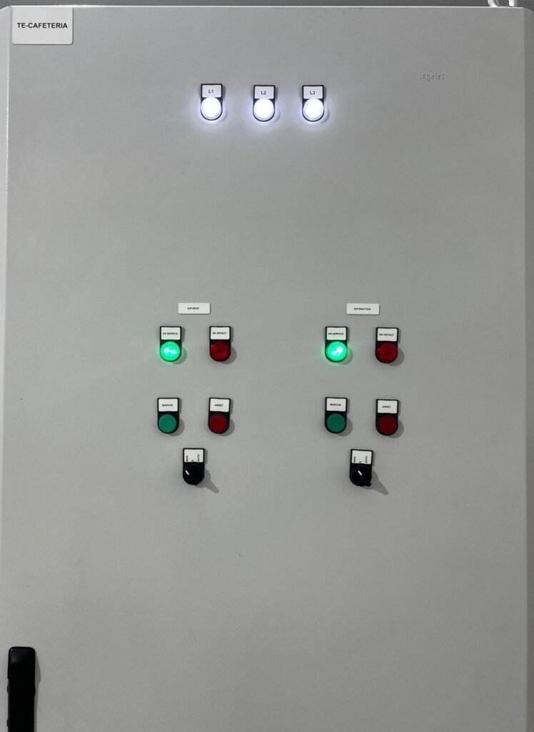 Façade de l'armoire de distribution Schneider de la cafétéria avec signalisation — Panel-Tronix
