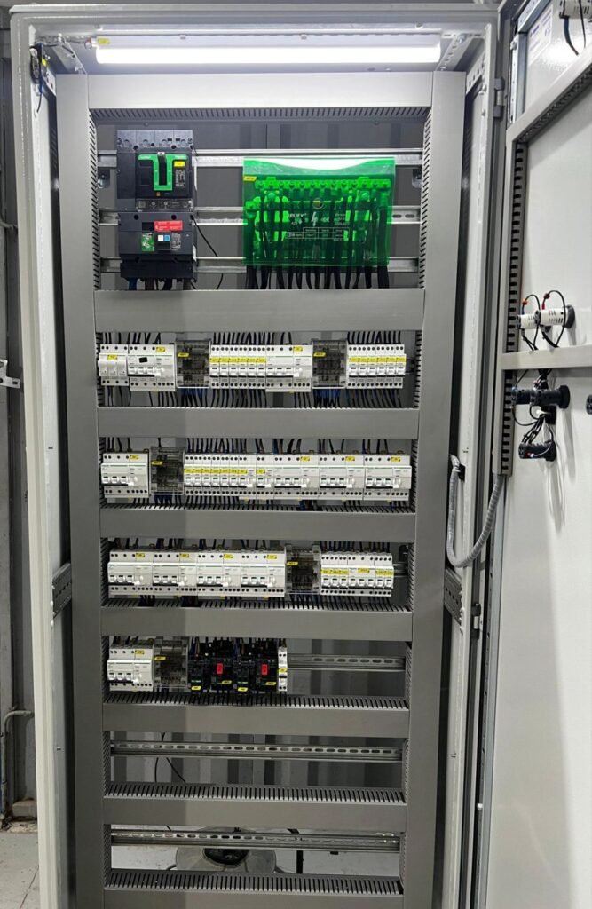 Intérieur d'une armoire de distribution Schneider Electric IP55 avec appareillage modulaire — Panel-Tronix