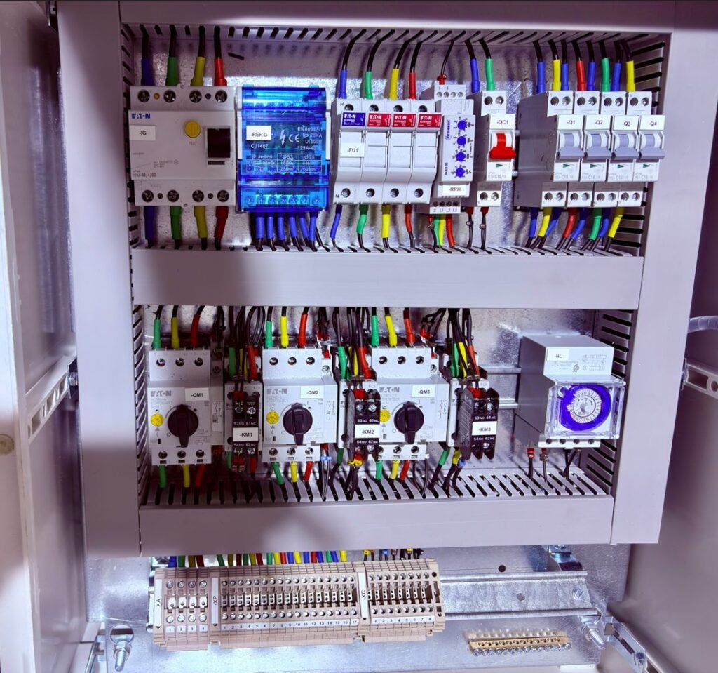 Câblage intérieur d'un coffret de commande de pompes avec disjoncteurs-moteurs et contacteurs Eaton — Panel-Tronix