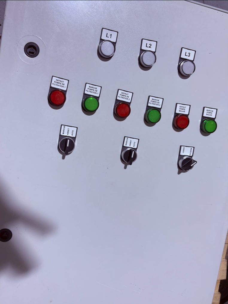 Façade d'un coffret de commande de pompes de filtration avec voyants et commutateurs — Panel-Tronix Casablanca