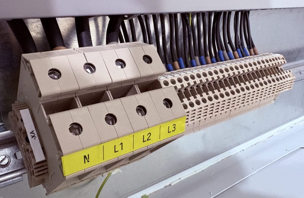 Jeu de barres et borniers de raccordement d'un coffret de distribution de chantier — Panel-Tronix Casablanca