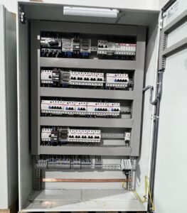 Intérieur d'un tableau électrique ABB pour la station de dessalement OCP de Jorf Lasfar — Panel-Tronix