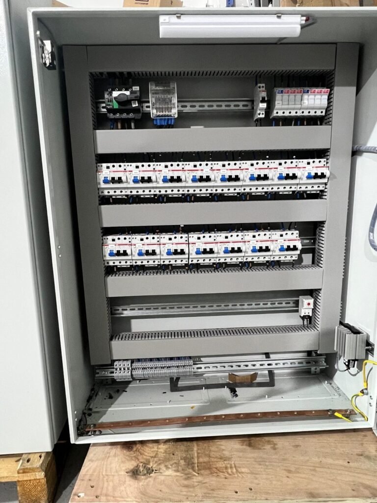 Distribution modulaire ABB d'un tableau électrique de station de dessalement — Panel-Tronix Casablanca