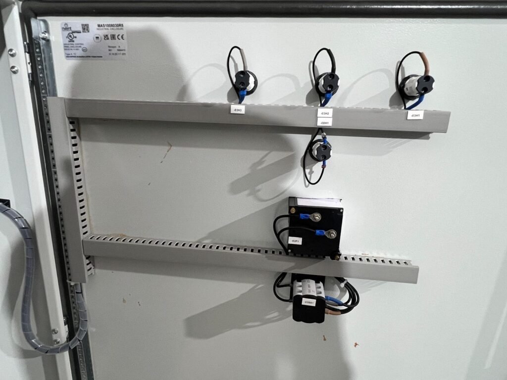 Tableau électrique de dessalement en préparation dans l'atelier Panel-Tronix à Casablanca