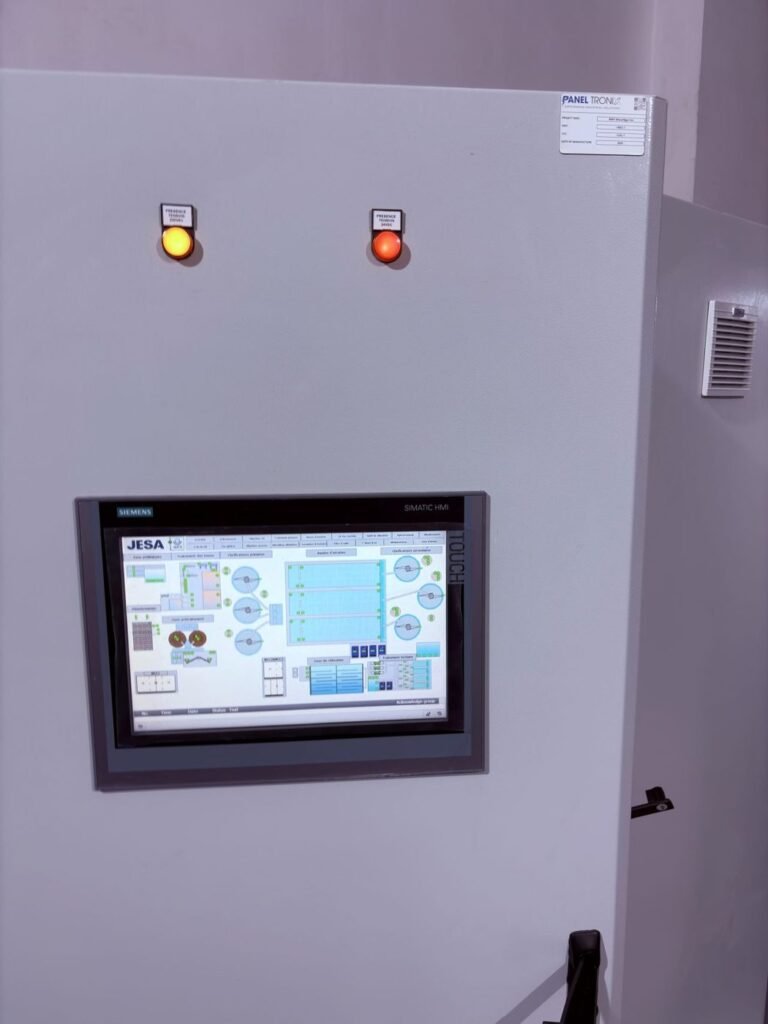 Écran tactile de supervision intégré à un tableau MCC d'automatisme — Panel-Tronix