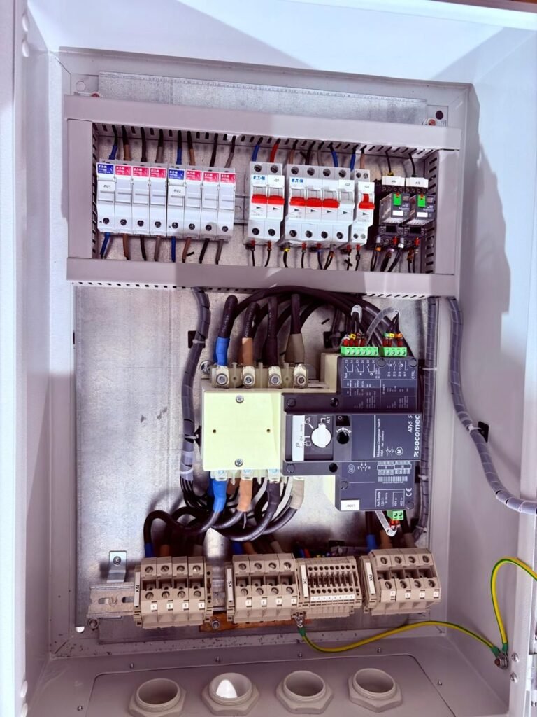 Inverseur de source automatique Socomec ATyS câblé par Panel-Tronix