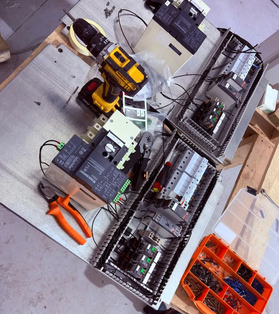 Préparation-d_Inverseur-de-source-automatique-Socomec-ATyS-par-Panel-Tronix