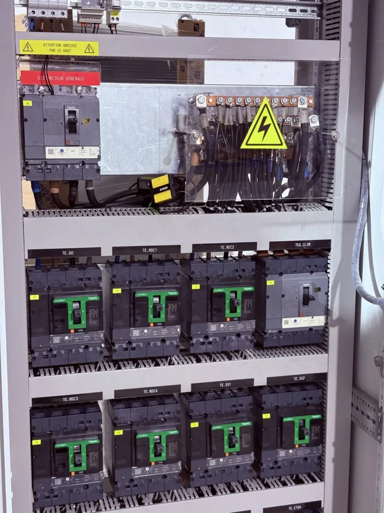 Départs protégés par disjoncteurs Schneider ComPacT NSX dans un TGBT